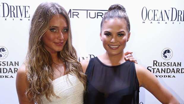Chrissy Teigen's thoughts on Hannah Davis’ Sports Illustrated swimsuit cover - Image